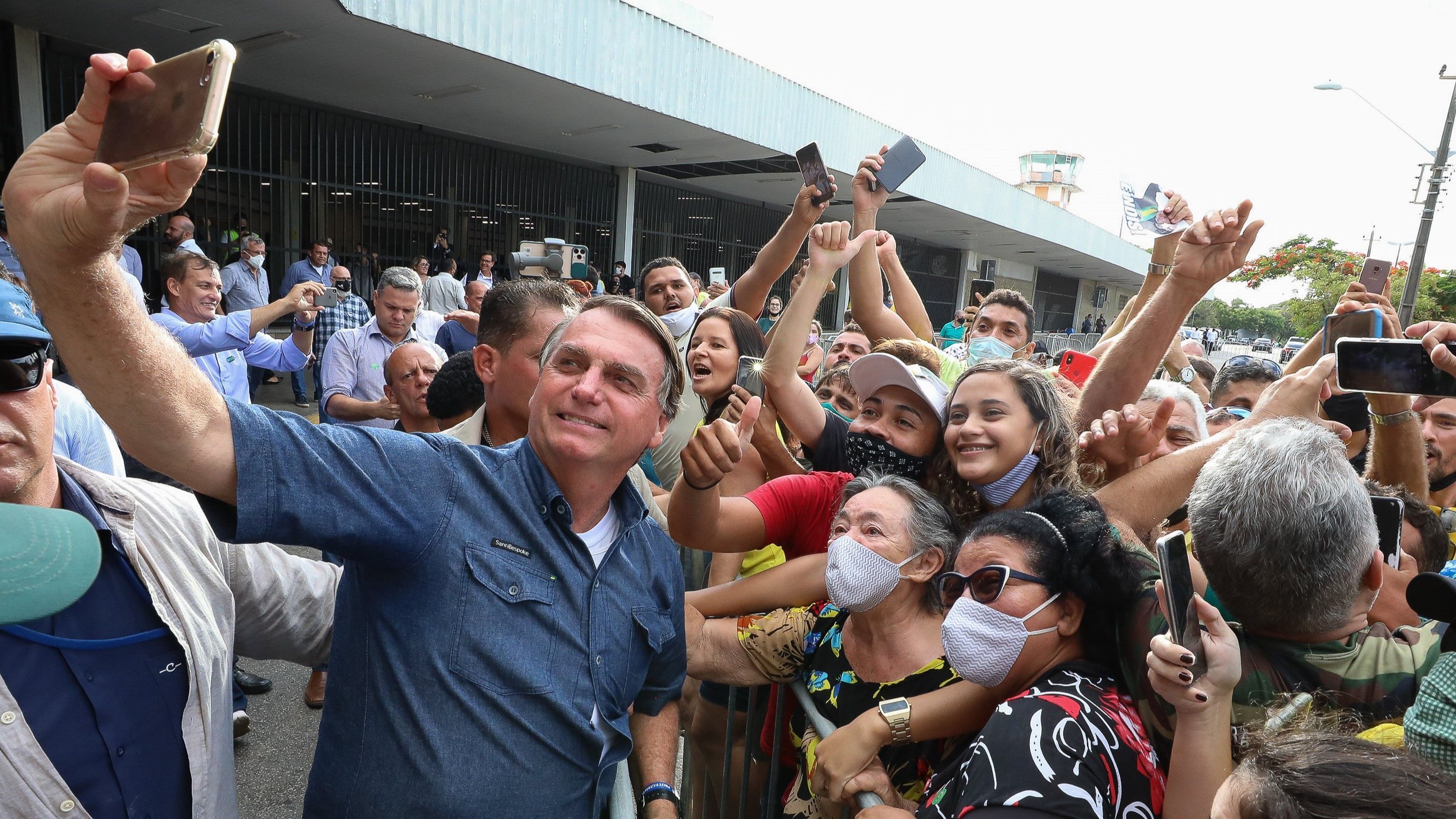 Justiça extingue processo de multa de R$ 370 mil a Bolsonaro por falta de uso de máscara
