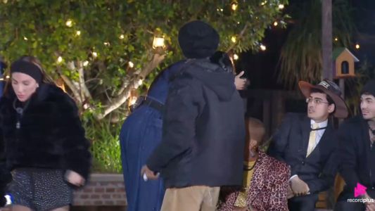 Fernando joga água em Tàmires durante briga