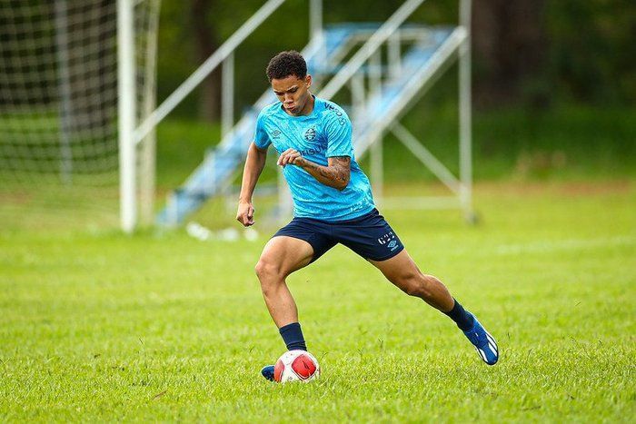 Grêmio chama zagueiro da Copinha para reforçar grupo principal