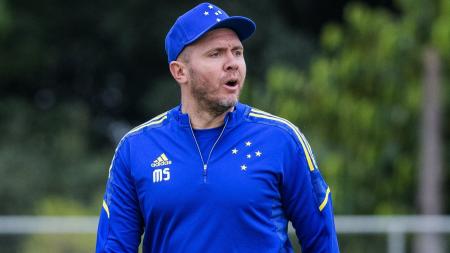 Técnico Mozart durante treino do Cruzeiro em 2021
