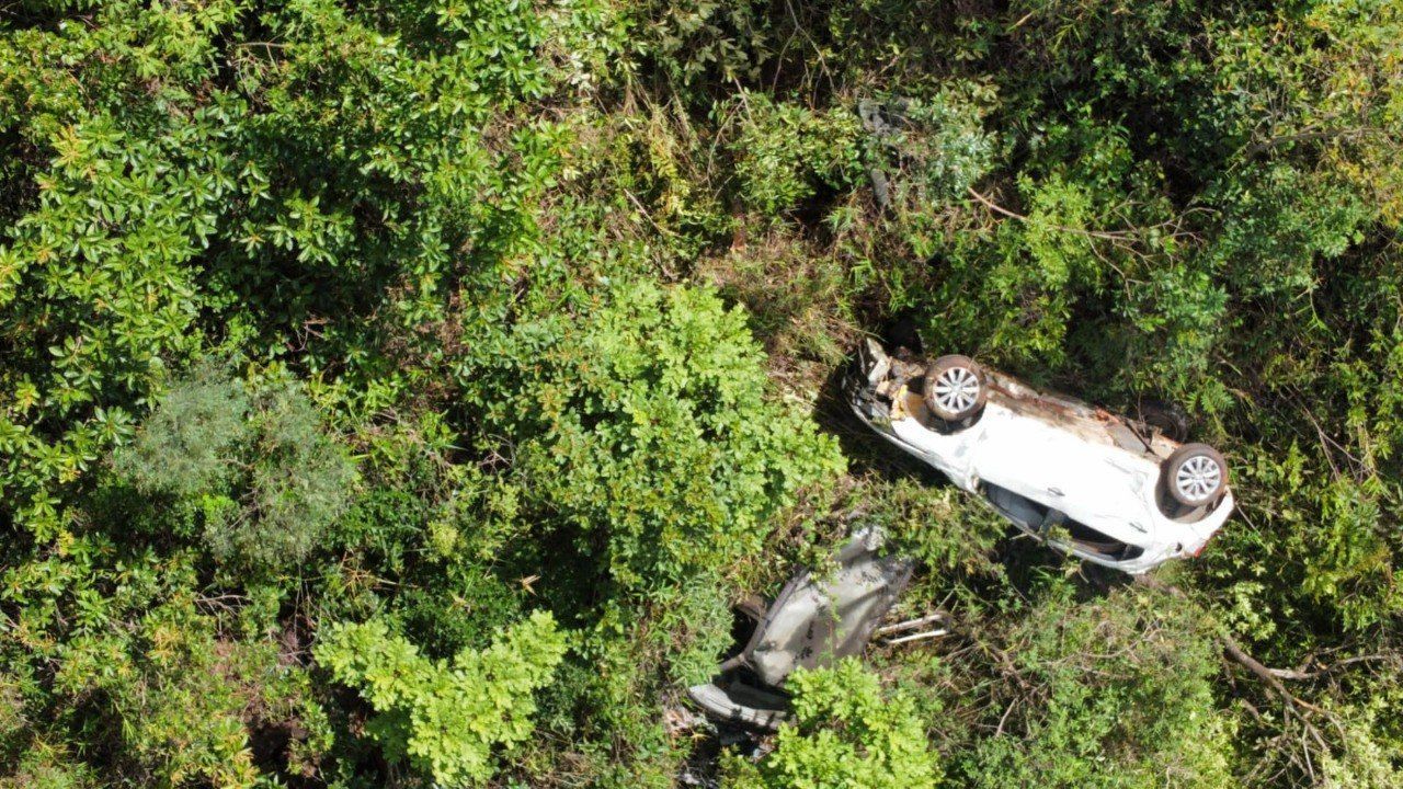 Homem que estava em carro que caiu em ribanceira na Grande BH é resgatado