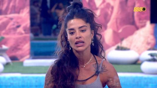 Aline Riscado explica mudança do nome