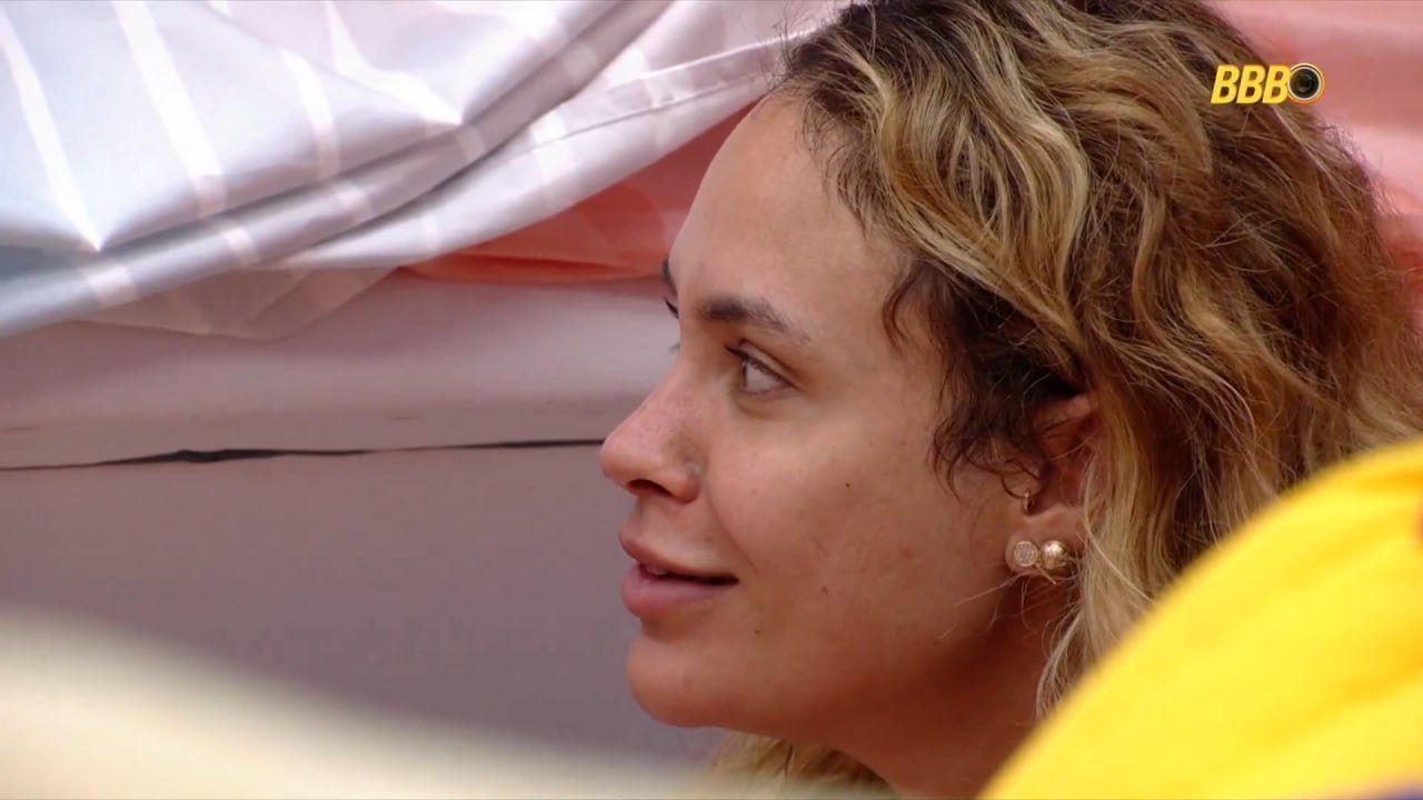 BBB 26: Sarah descobre quarto branco após detalhe em Tadeu Schmidt