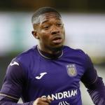 Atacante belga acertado com o Grêmio inicia viagem para o Brasil