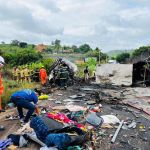 Polícia Civil realiza trabalho de identificação dos corpos carbonizados após acidente em Teófilo Otoni (MG)