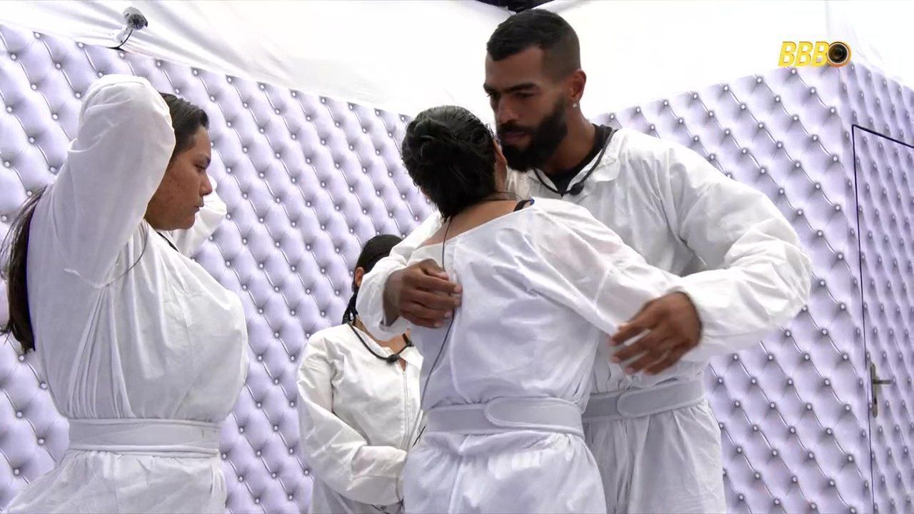 BBB 26: brother exibe reação no corpo e desiste do Quarto Branco