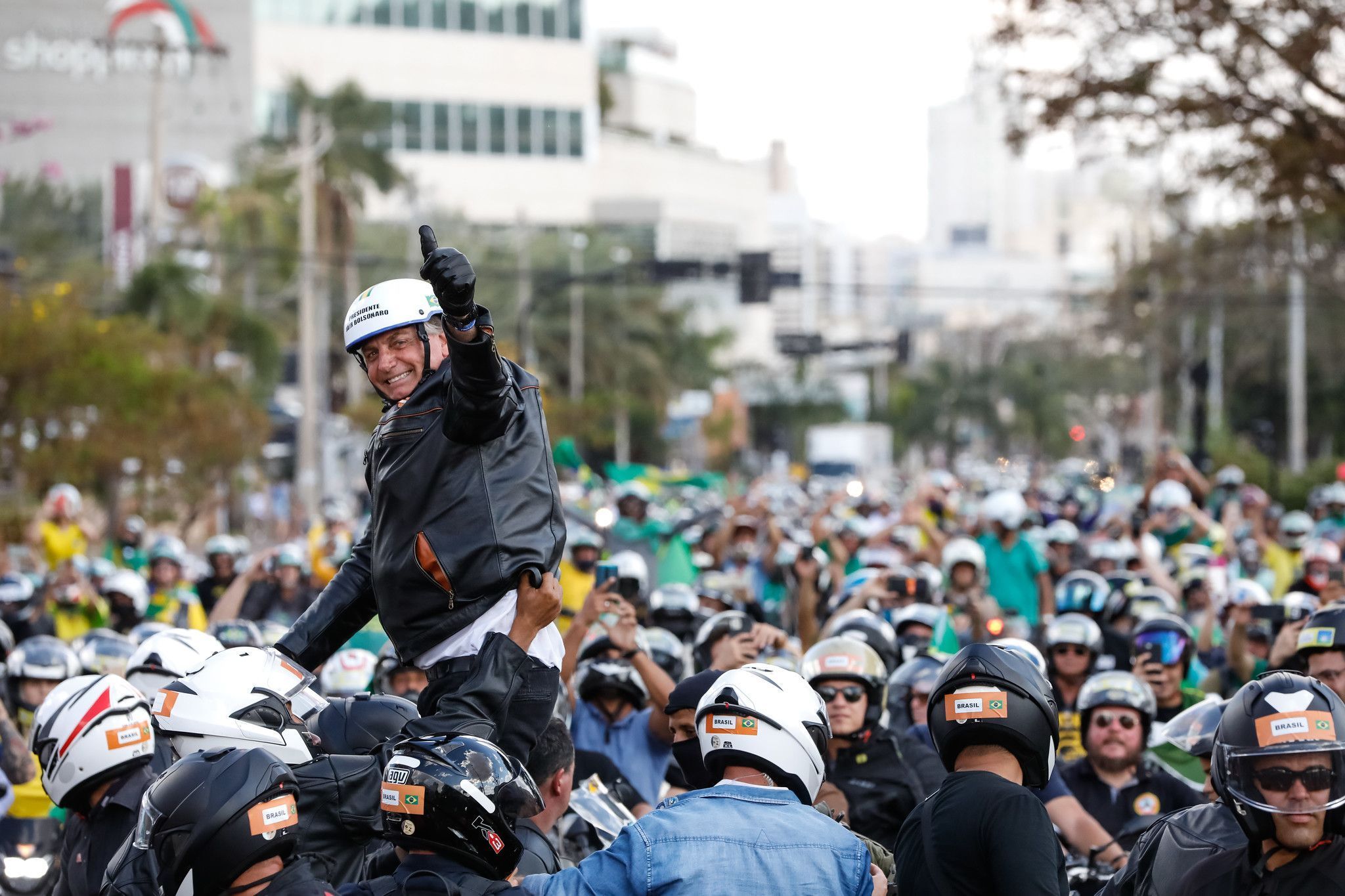 Mesmo com tornozeleira, Bolsonaro deve participar de motociata em Brasília