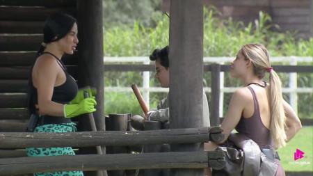 Tàmires, Dudu e Saory conversam durante o trato dos animais