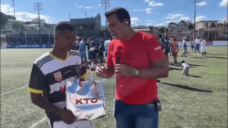 Thiaguinho, do Inconfidência, vence o prêmio de melhor em campo na partida contra o Roma
