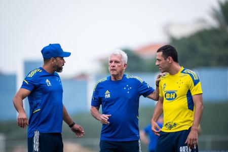 Rômulo (dir) em treino no Cruzeiro