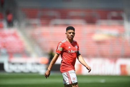 Taison em ação pelo Inter, em outubro de 2021