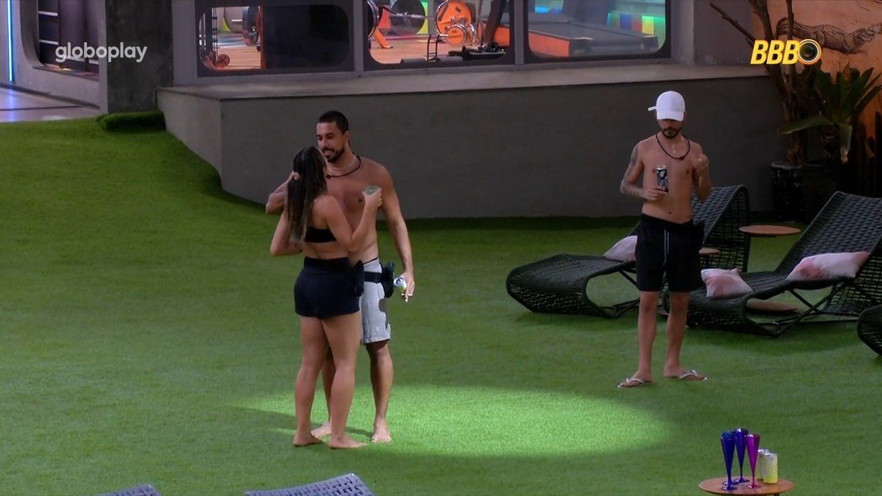 Renata diz não para Maike, que insiste e é advertido no BBB 25: 'expulsão'