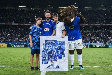 Ao lado dos filhos, Rafael Sobis recebe homenagem do Cruzeiro em jogo da aposentadoria, em 2021 • Gustavo Aleixo/Cruzeiro