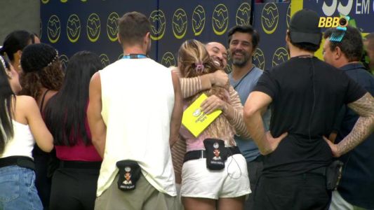 Sarah e Gil se abraçaram durante dinâmica