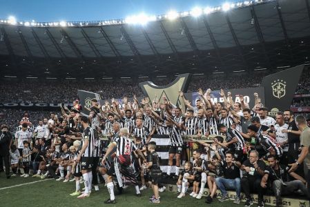 Time do Atlético comemorando título brasileiro de 2021 no Mineirão