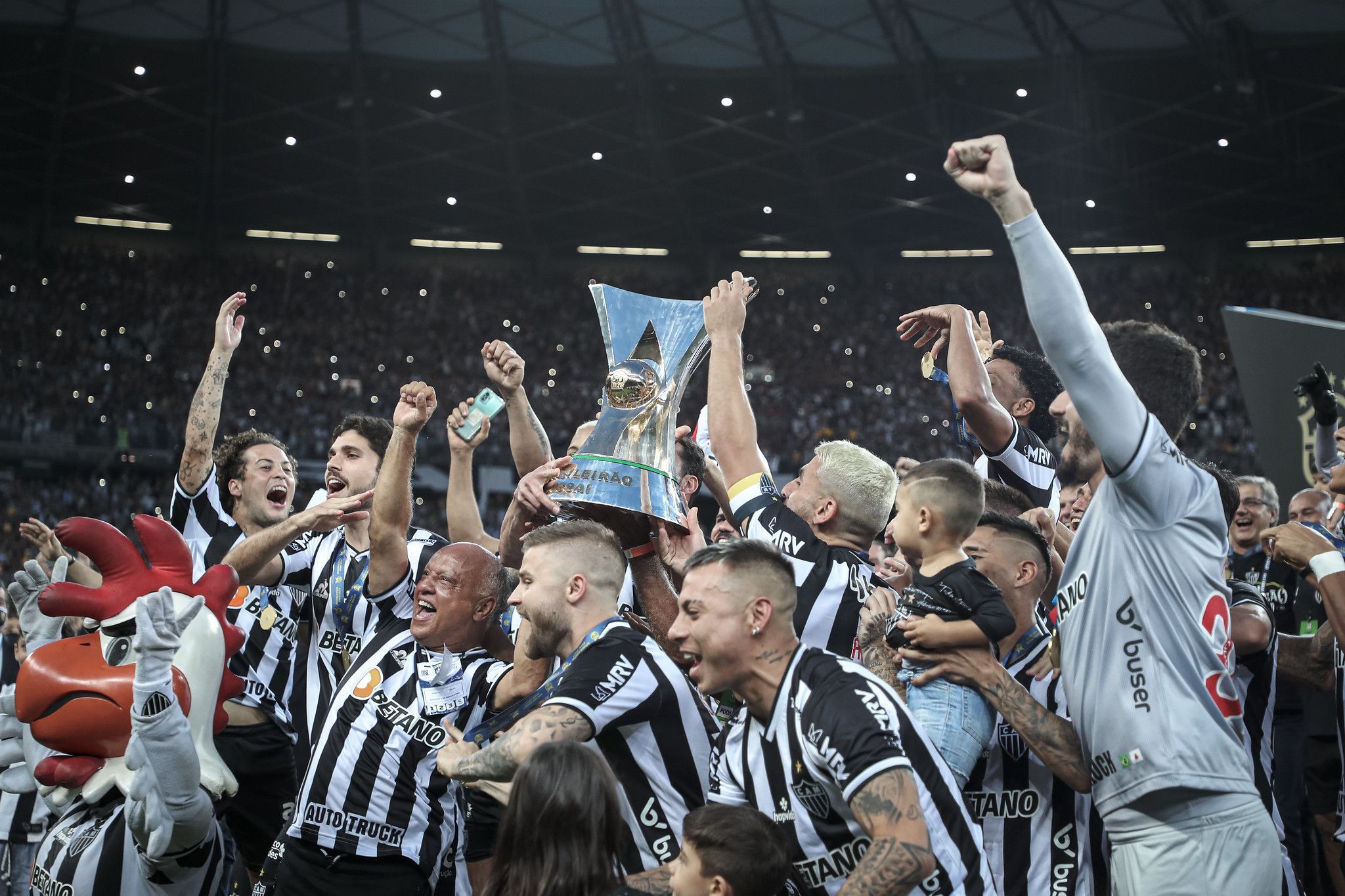 Atlético parabeniza zagueiro campeão brasileiro, e torcida reage; confira