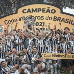 Lateral campeão pelo Atlético diz ter jogado mais que titulares de times brasileiros
