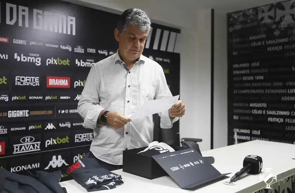 SAF segue reformulação no Vasco com demissão de Carlos Brazil