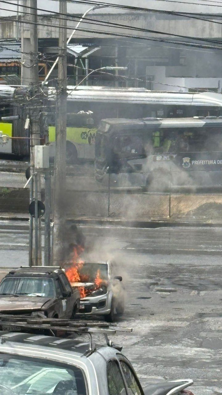 Vídeo: incêndio em Fiat Uno na avenida Vilarinho, em BH, mobiliza bombeiros