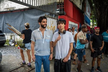 Wagner Moura e o filho no set de 'O Agente Secreto'