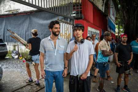 Wagner Moura e o filho no set de 'O Agente Secreto'