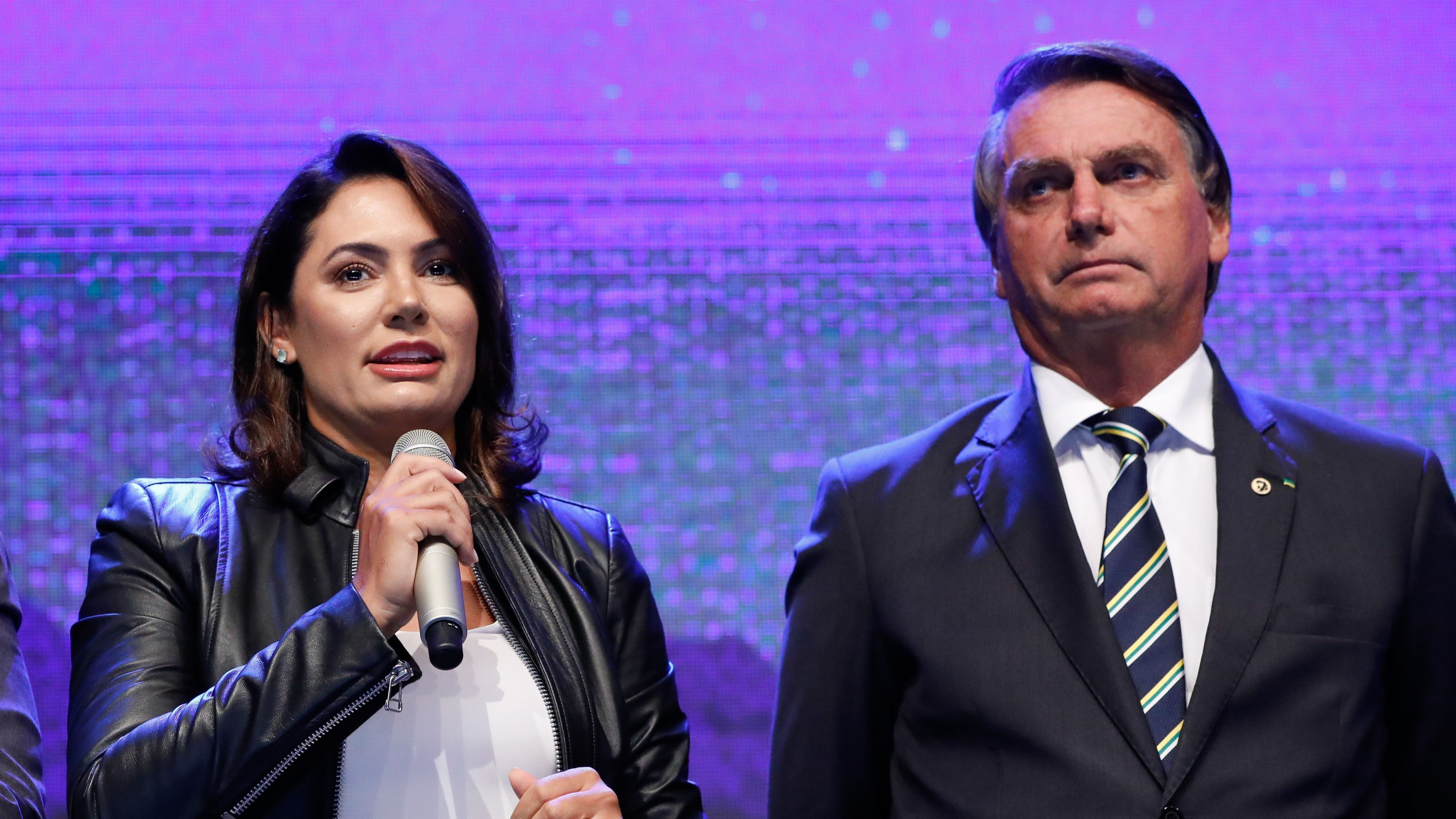 Damares: Michelle será porta-voz de Bolsonaro e enfrentou PF 'de pijama'