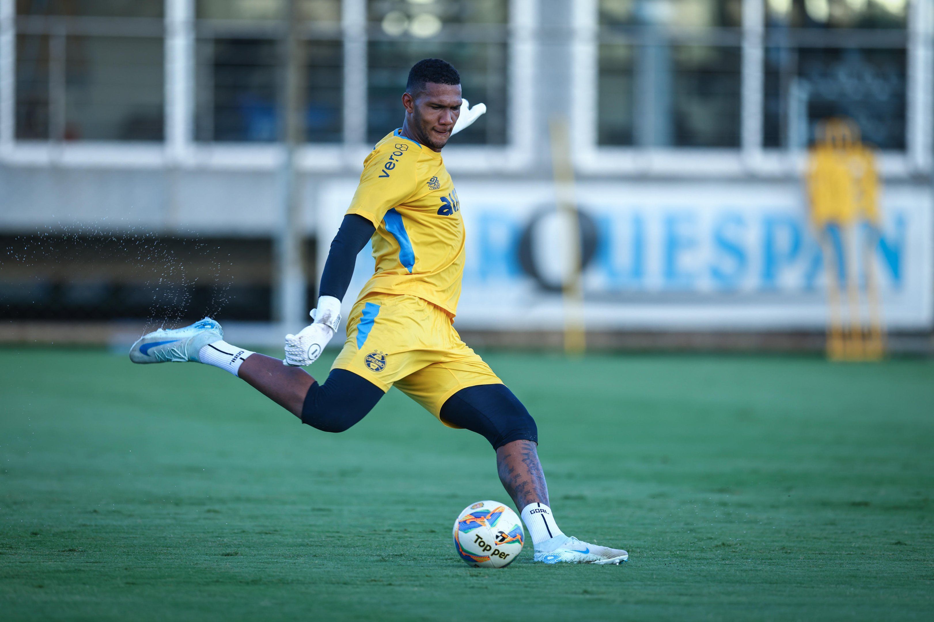 Grêmio negocia contratação de novo goleiro e aproxima Adriel do Athletic; entenda