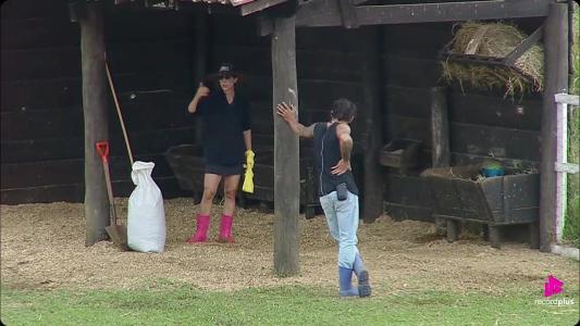 Michelle Barros e Shia conversam sobre a Roça