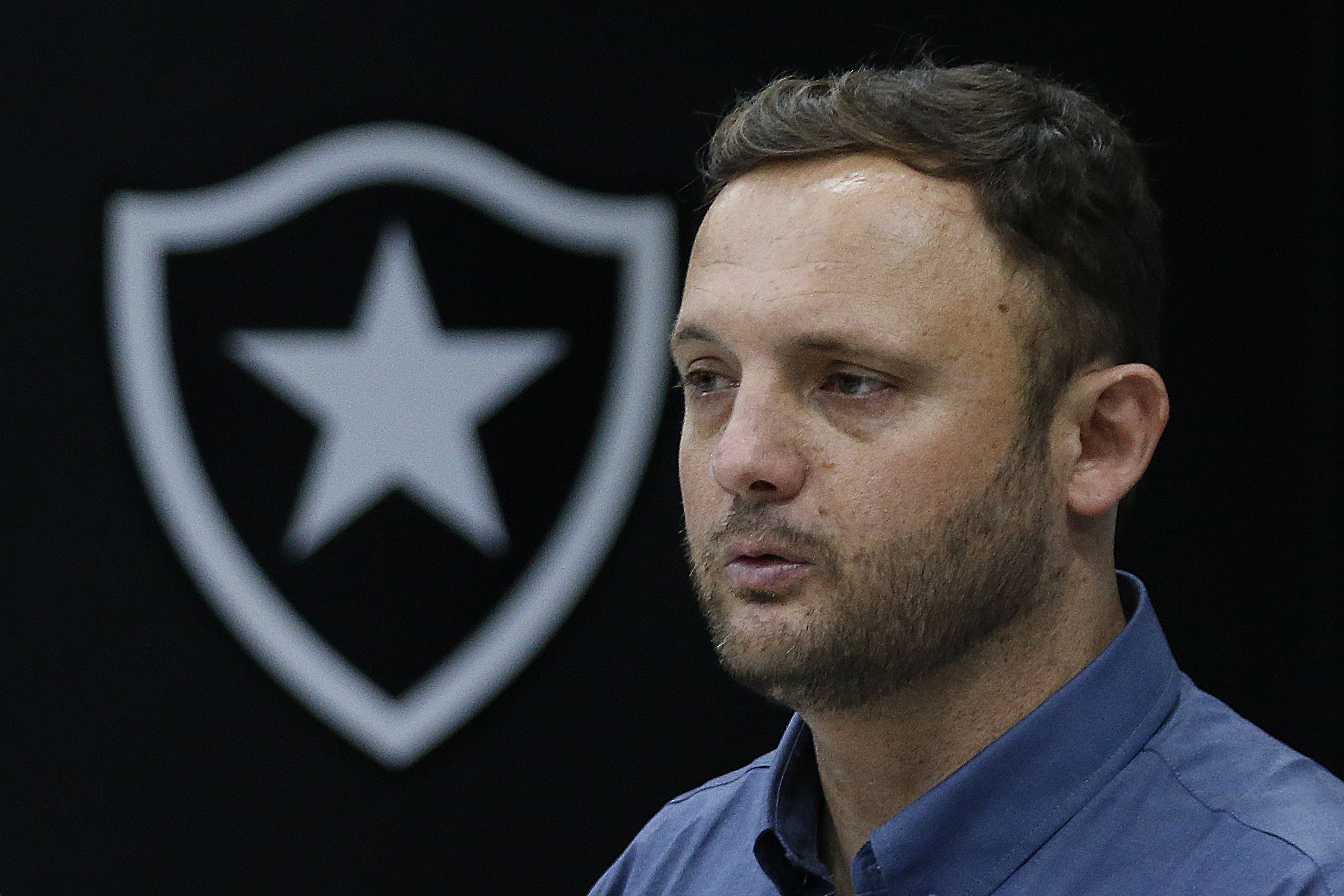 André Mazzuco está de saída do Botafogo rumo ao Athletico