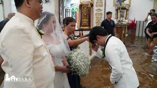 Casal não se importou com enchente e realizou casamento