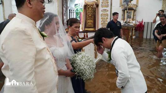 Casal não se importou com enchente e realizou casamento