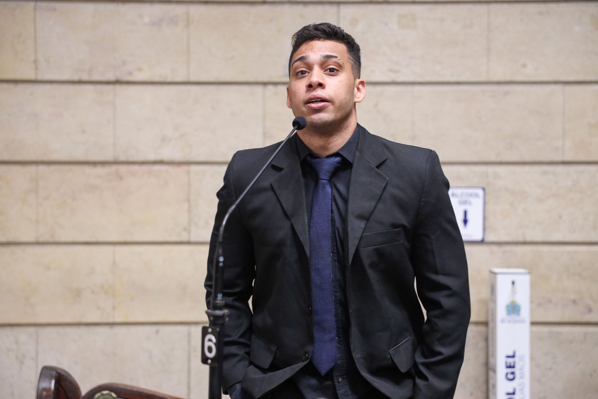 Justiça dá cinco dias para Gabriel Monteiro colocar tornozeleira eletrônica