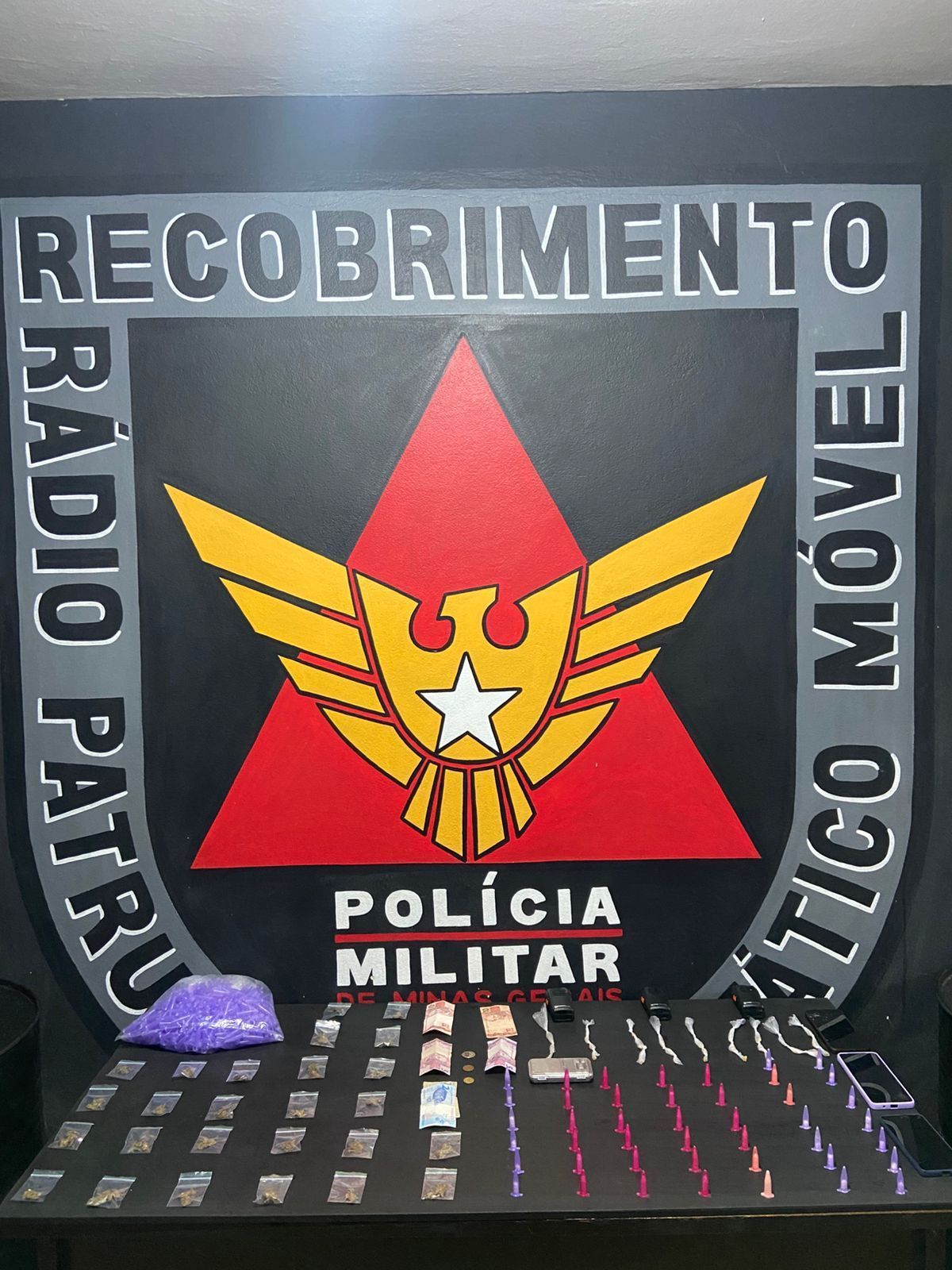 PM prende quatro suspeitos e apreende grande quantidade de drogas em Mariana