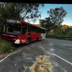 Ônibus com 20 passageiros tomba e deixa feridos em Nova Lima (MG)