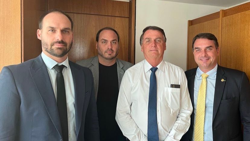 PF apura sumiço de jetski em meio a operação contra Carlos Bolsonaro