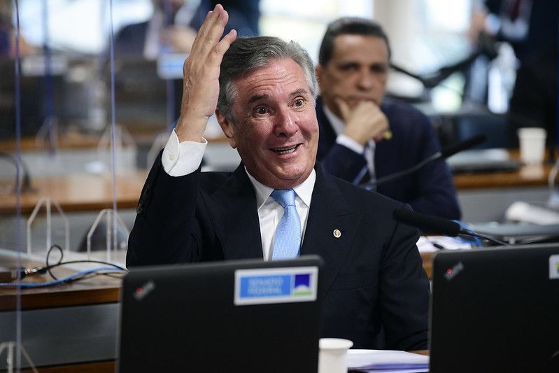 Detido em sala da PF, Collor aguarda decisão do STF para saber onde cumprirá pena