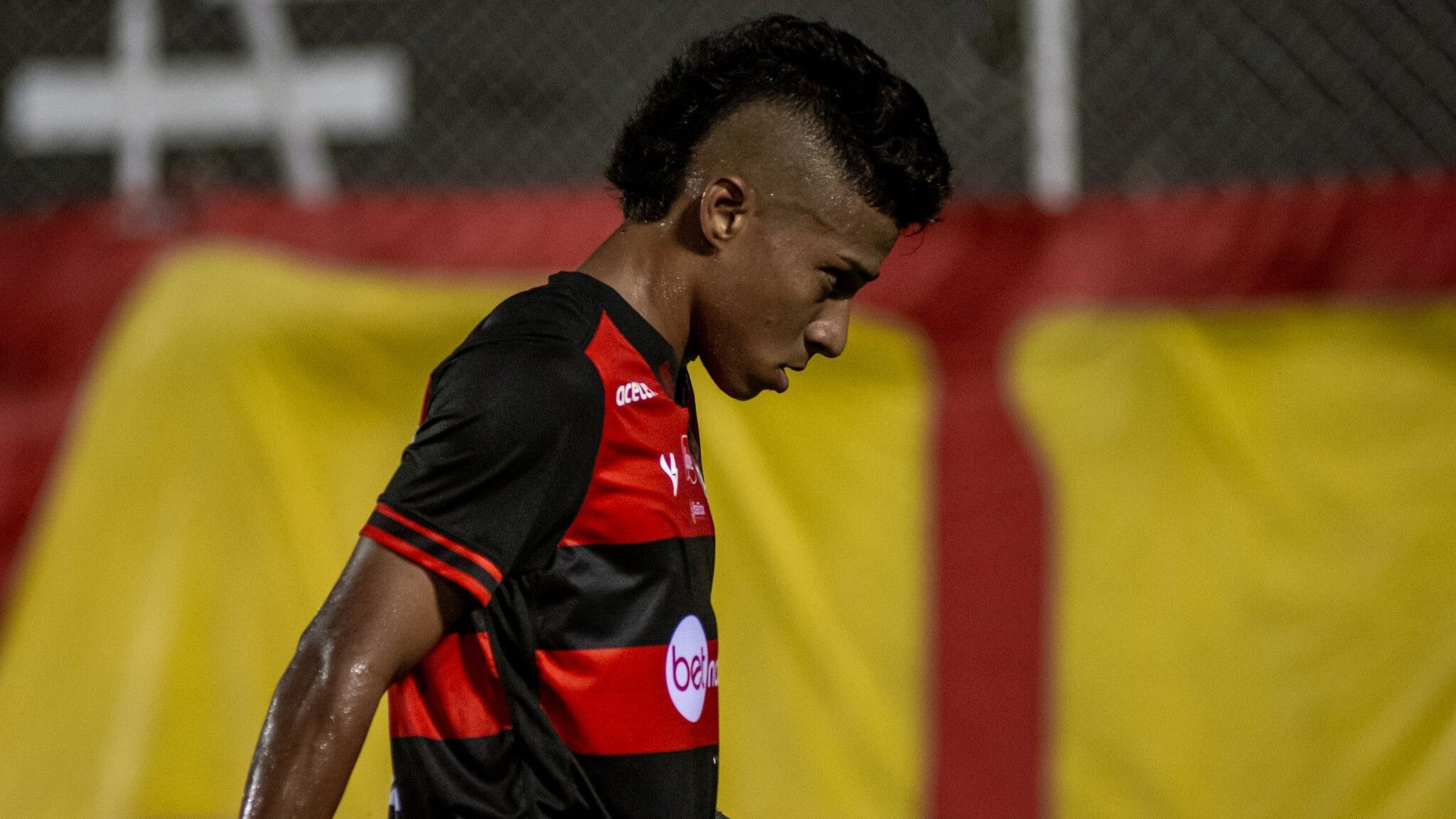 Atacante que atuou pelo Vitória na Série C é anunciado pelo Napoli