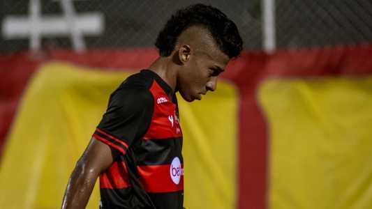 Atacante Alisson Santos em ação pelo Vitória em jogo da Série C do Campeonato Brasileiro de 2022