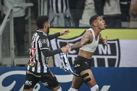 Savinho comemorando gol pelo Atlético em 2022
