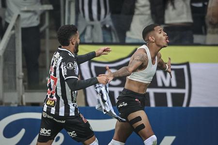 Savinho comemorando gol pelo Atlético em 2022