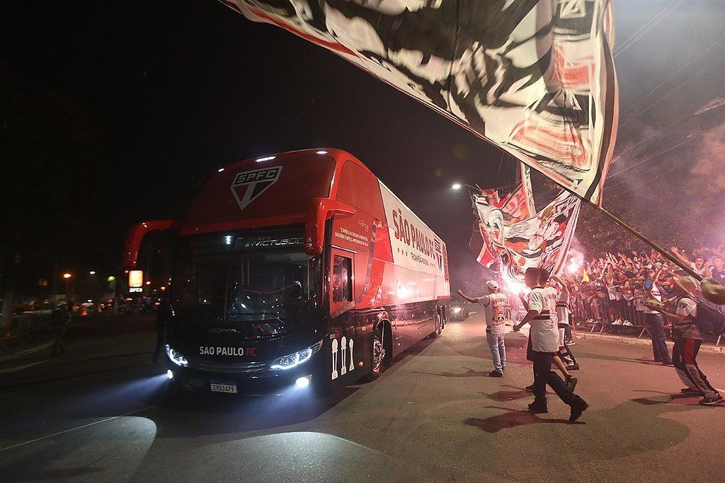 São Paulo dá 'spoiler' de novo uniforme em ônibus do time