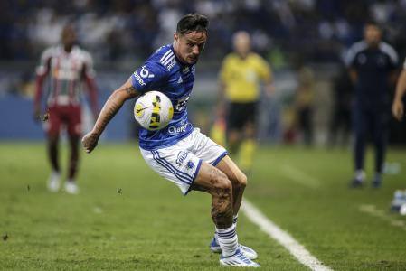 Atacante Edu pelo Cruzeiro