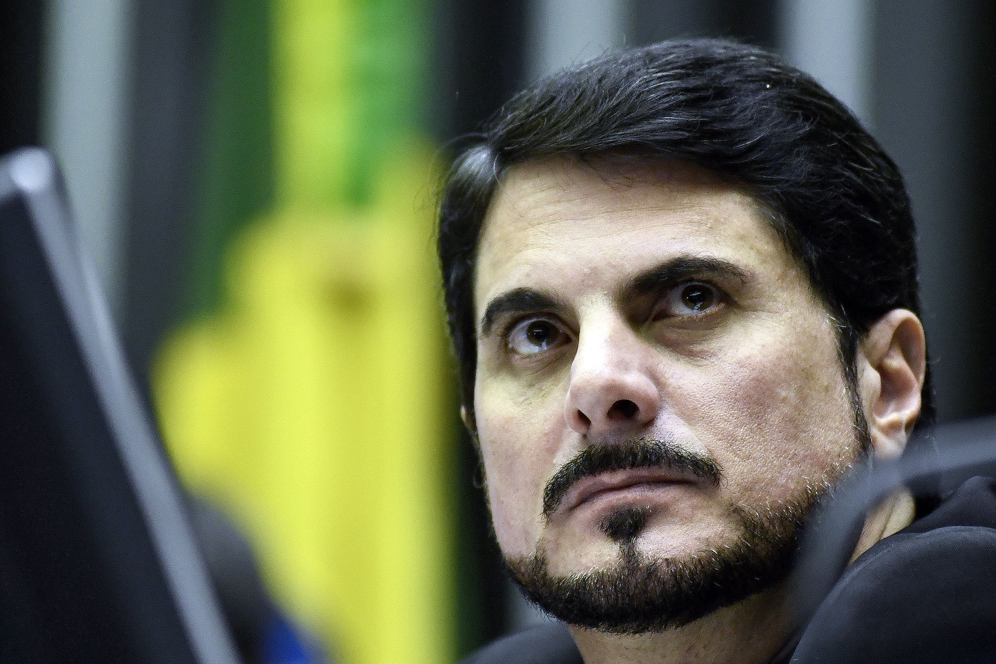 Senador puxa faca e golpeia objetos para apontar fragilidade de segurança do Congresso