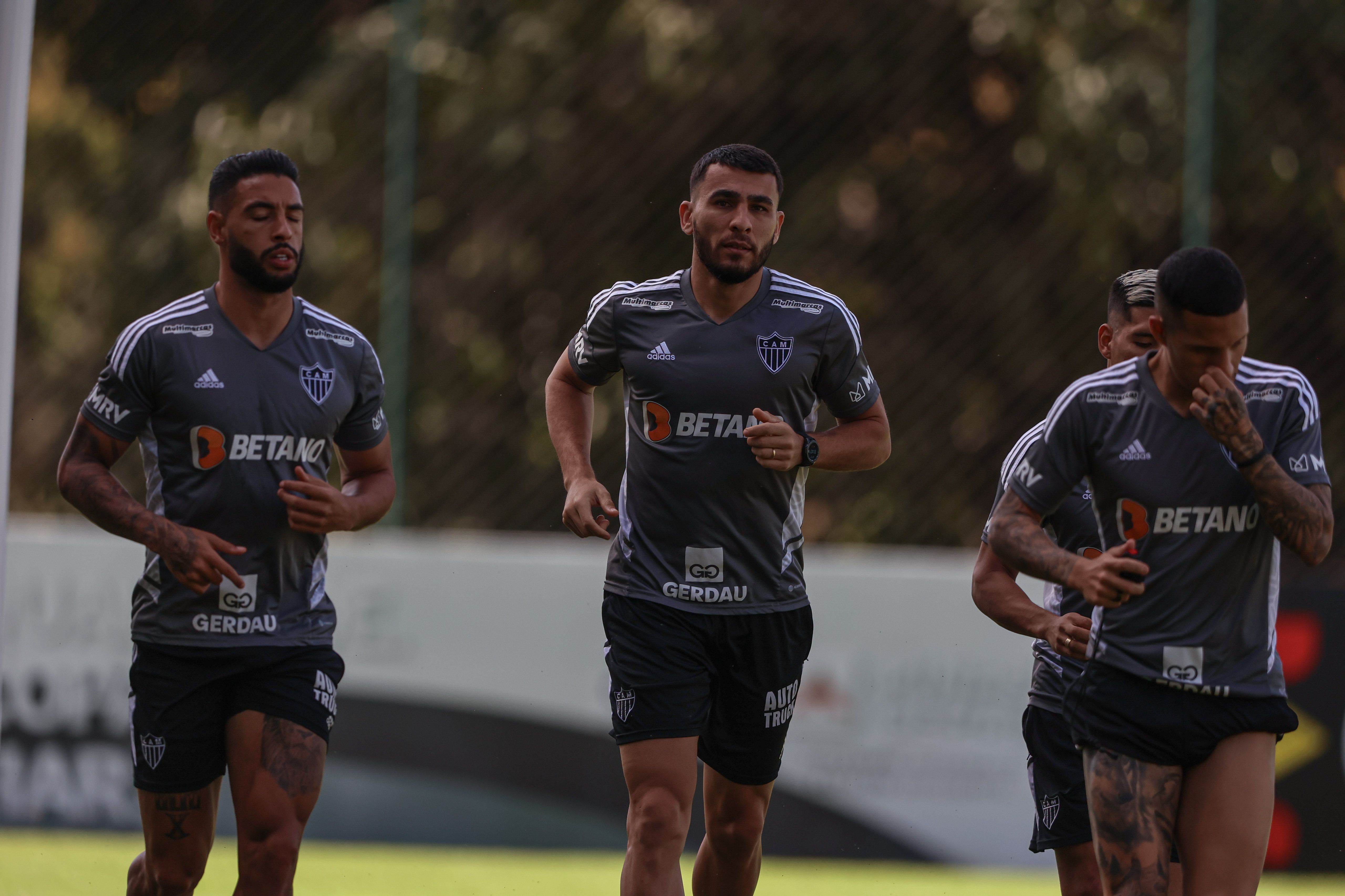 Semana começa com desembarque de 'reforços de Seleção' para o Atlético