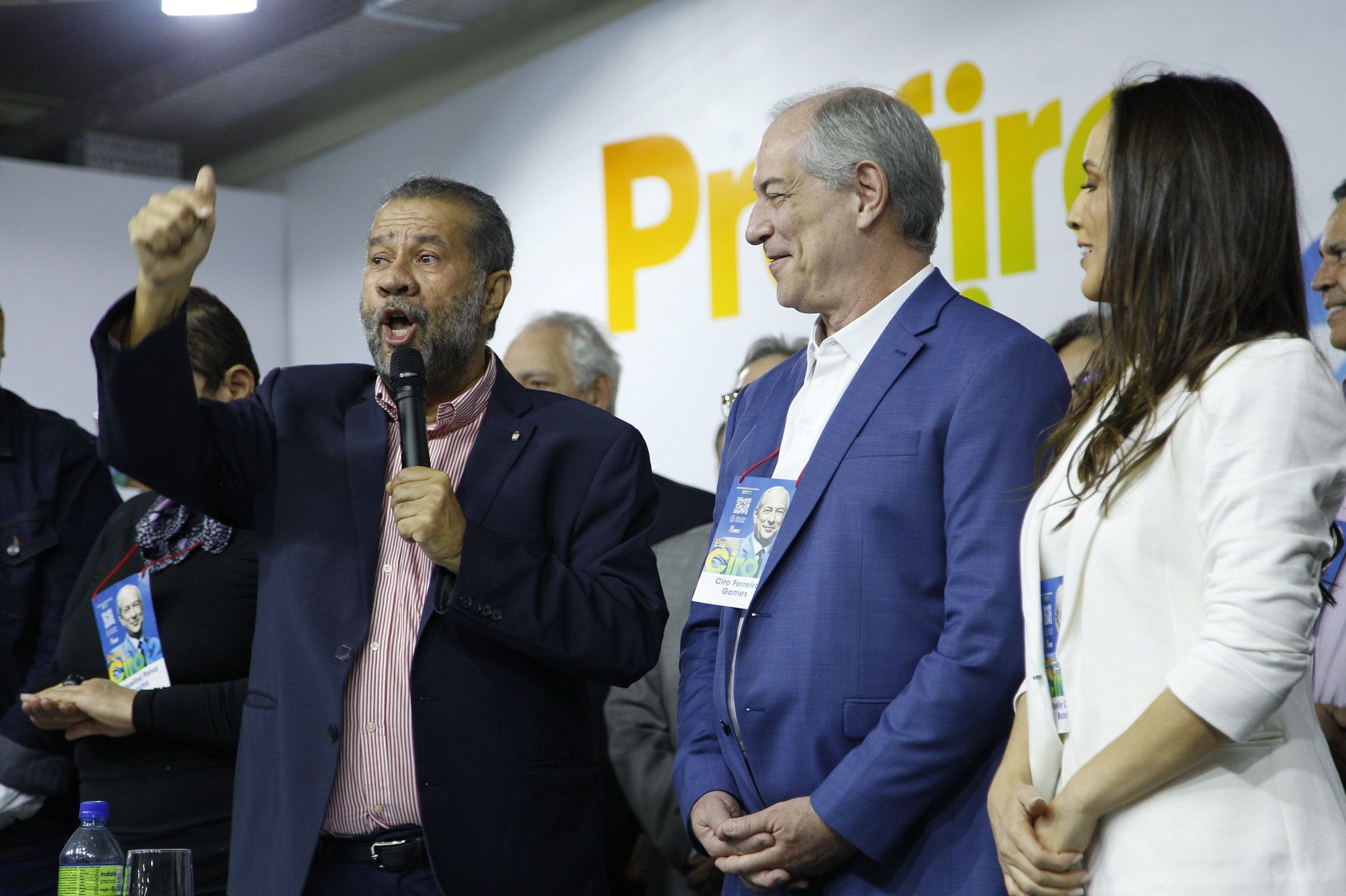 Presidente do PDT sai em defesa de Ciro Gomes após tapa em homem durante festa
