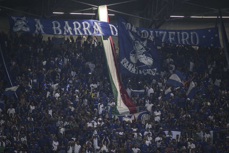 Torcida do Cruzeiro muda planos para festa com 40 mil faixas no Mineirão
