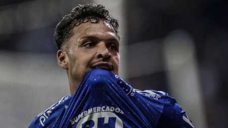 Daniel Júnior comemora gol pelo Cruzeiro na Série B de 2022