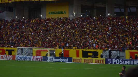 Torcida do Sport nas arquibancadas da Arena de Pernambuco