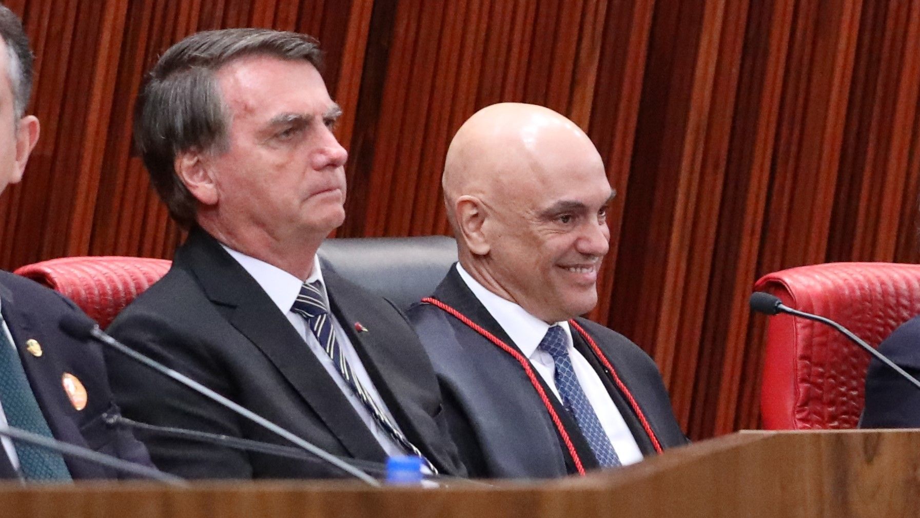 Moraes autoriza Bolsonaro a deixar prisão domiciliar sob escolta para fazer exames