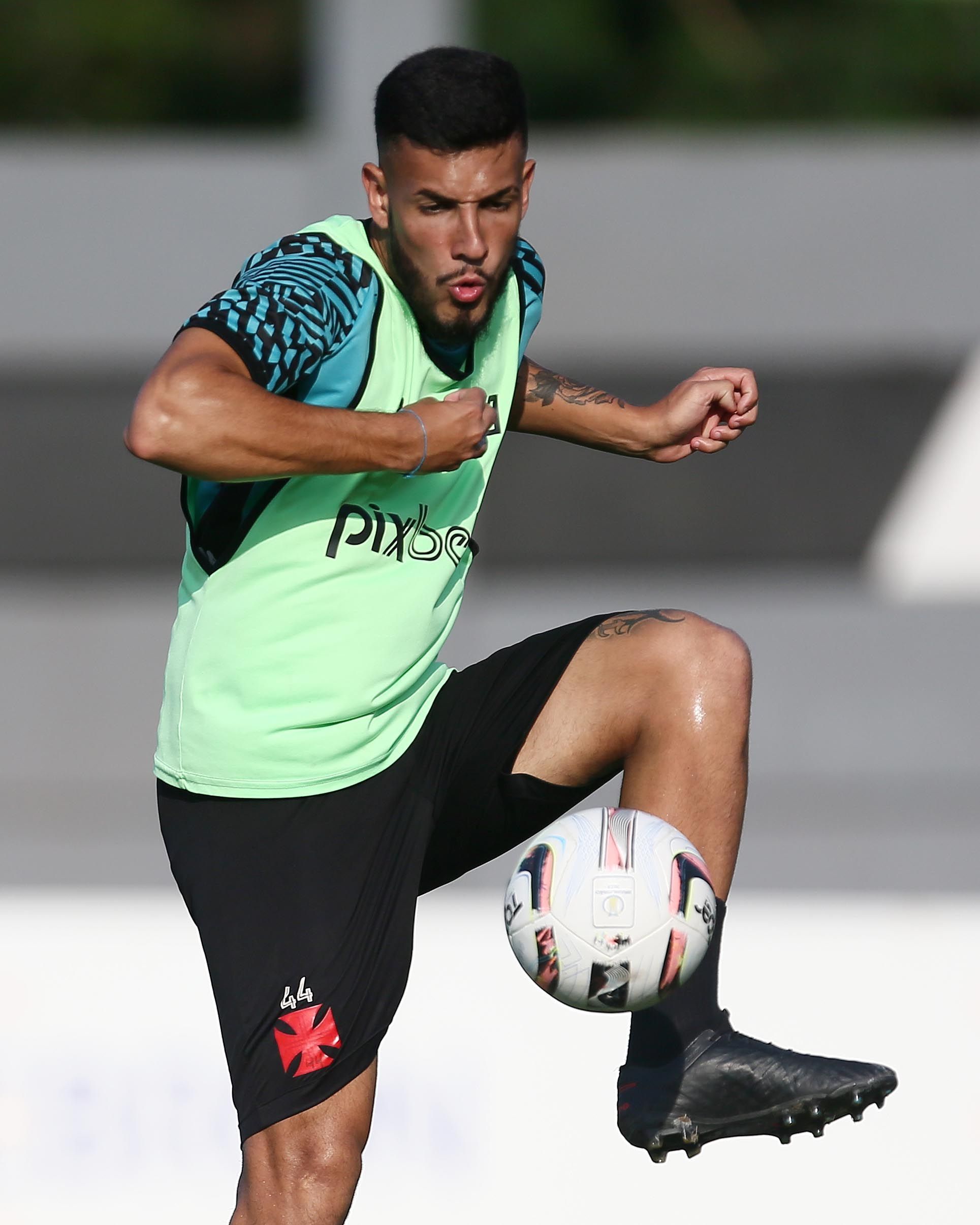 Vasco acerta a venda de jovem zagueiro para futebol português